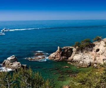 Costa Brava: Guided Day Tour from Barcelona